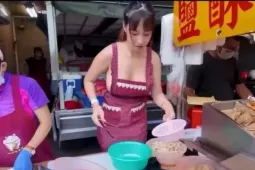 Đứng bán gà rán ngoài chợ, hot girl mặc tạp dề bỗng nổi như cồn