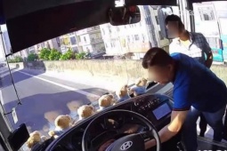 Người đàn ông rút chìa khoá xe khách ở Hà Nội: Luật sư nói gì?