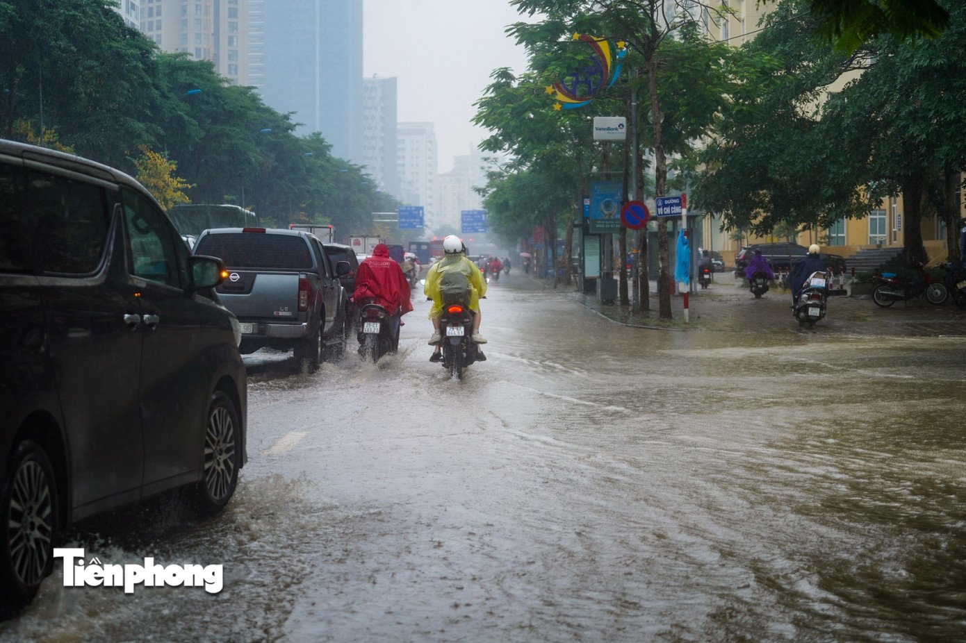 Hà Nội: Đường Võ Chí Công ngập từ đêm đến sáng, giao thông ùn tắc kéo dài - 11