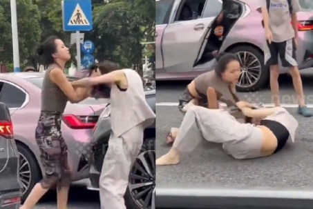 Hai nữ tài xế túm tóc, lao vào đánh nhau dữ dội ngay giữa phố