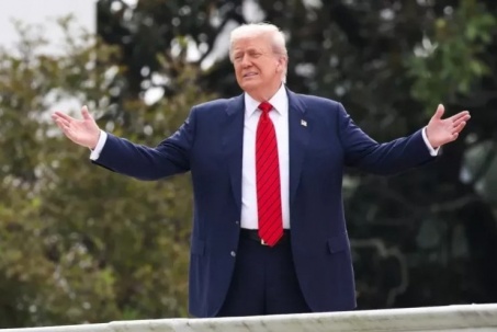 Ông Trump 'đi dạo' trên nóc Nhà Trắng