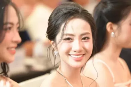 Hoa hậu Hà Trúc Linh: 'Tôi chưa được về thăm nhà'