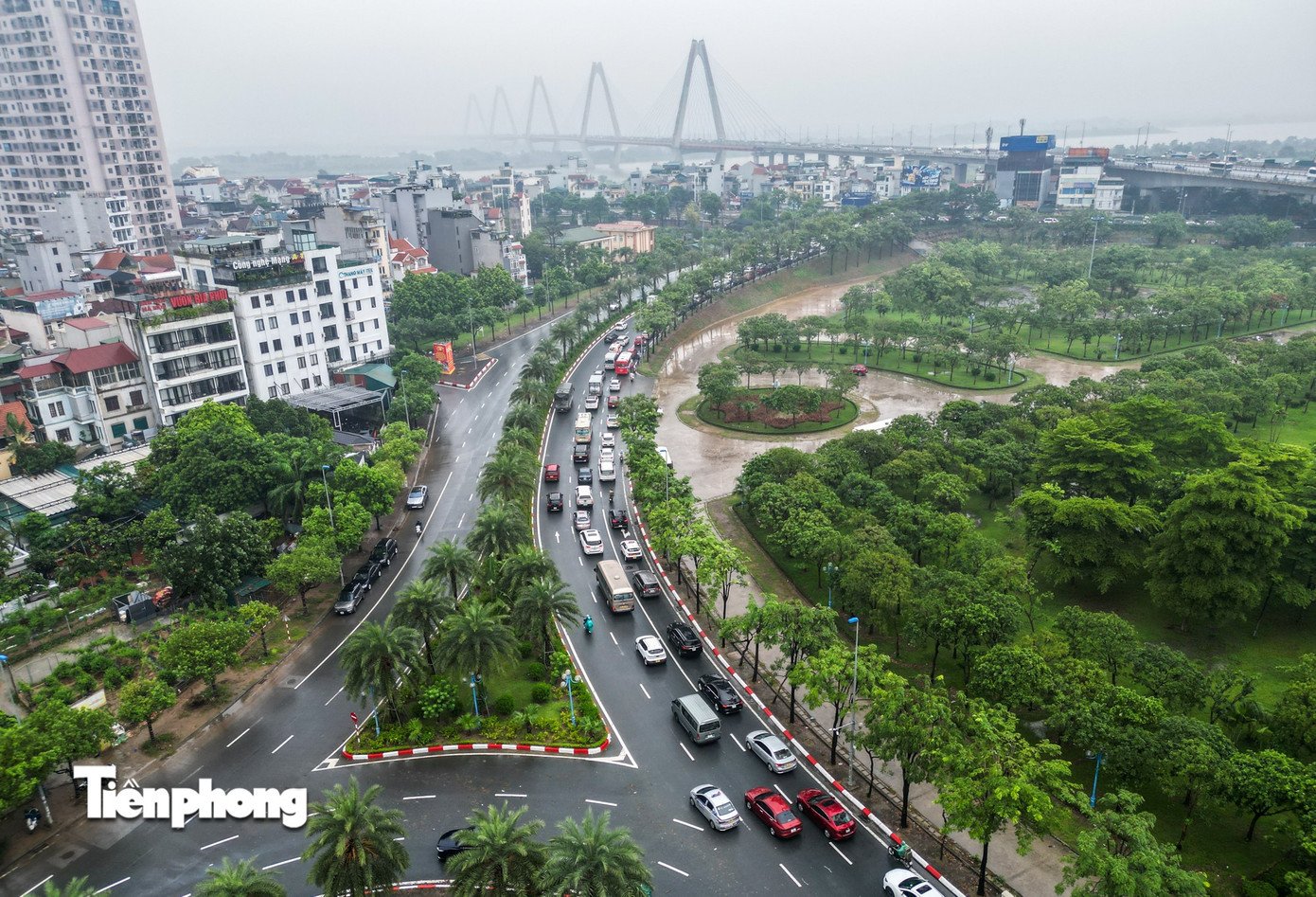 Hà Nội: Đường Võ Chí Công ngập từ đêm đến sáng, giao thông ùn tắc kéo dài - 14