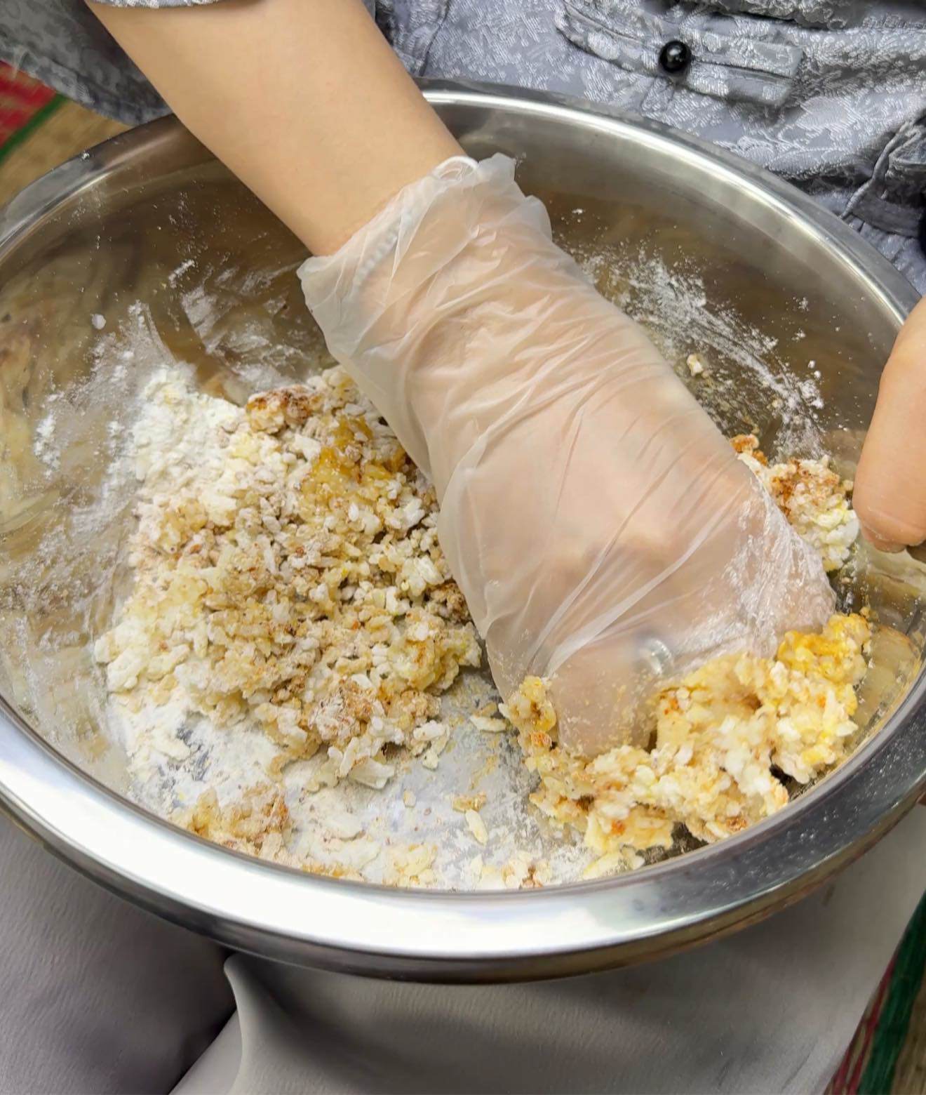Cho cơm nguội, bột mì, bột năng, dầu ăn, một chút muối, đường, bột ngũ vị hương vào xay nhuyễn (hoặc giã đều).