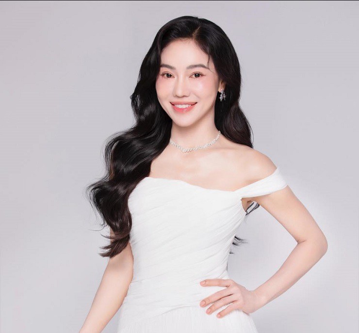 Doanh nhân Phạm Thị Kim Dung được biết đến với biệt danh "bà trùm hoa hậu".