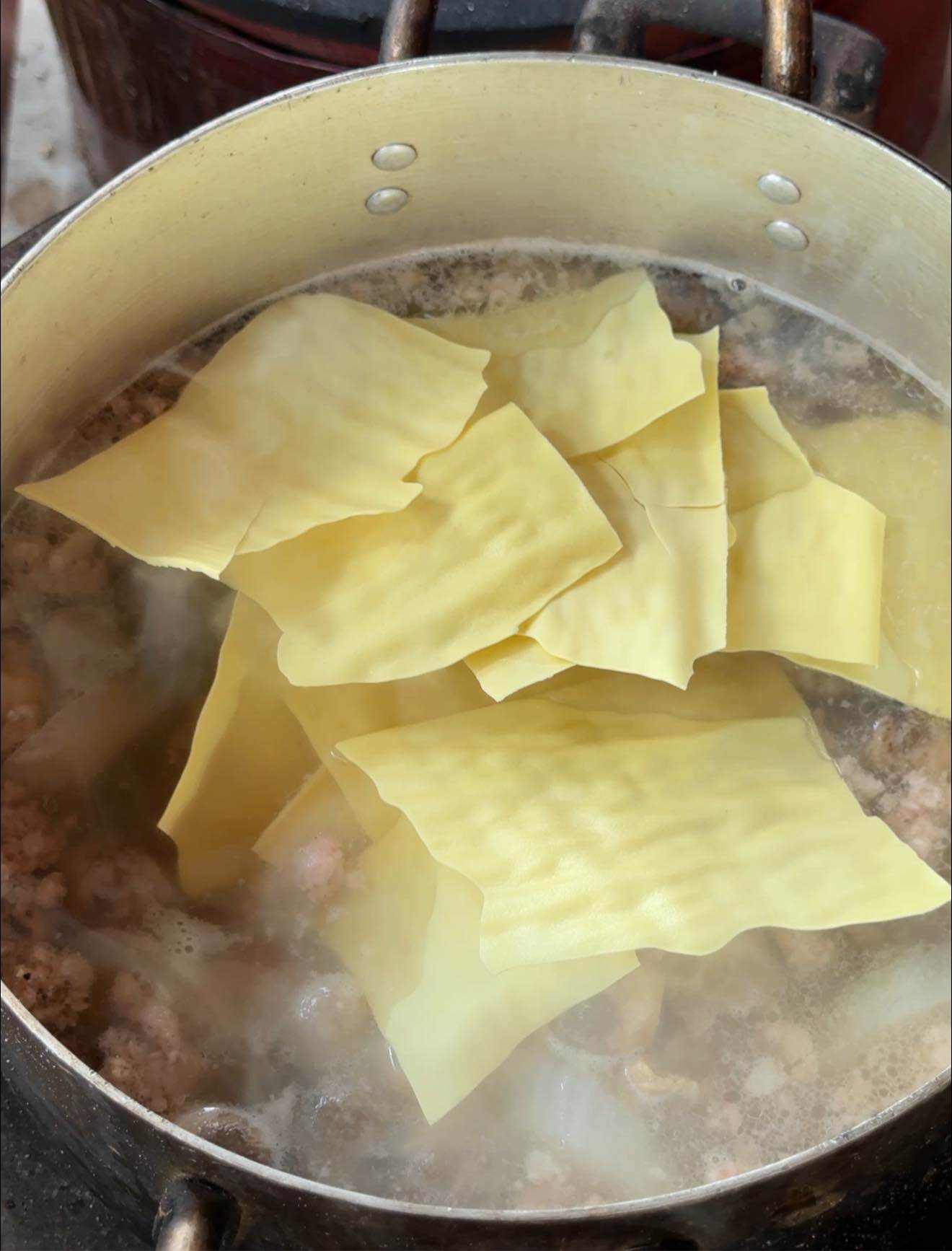 Bẻ nhỏ hoành thánh lá rồi cho&nbsp;vào luộc tầm 5 - 10 phút.