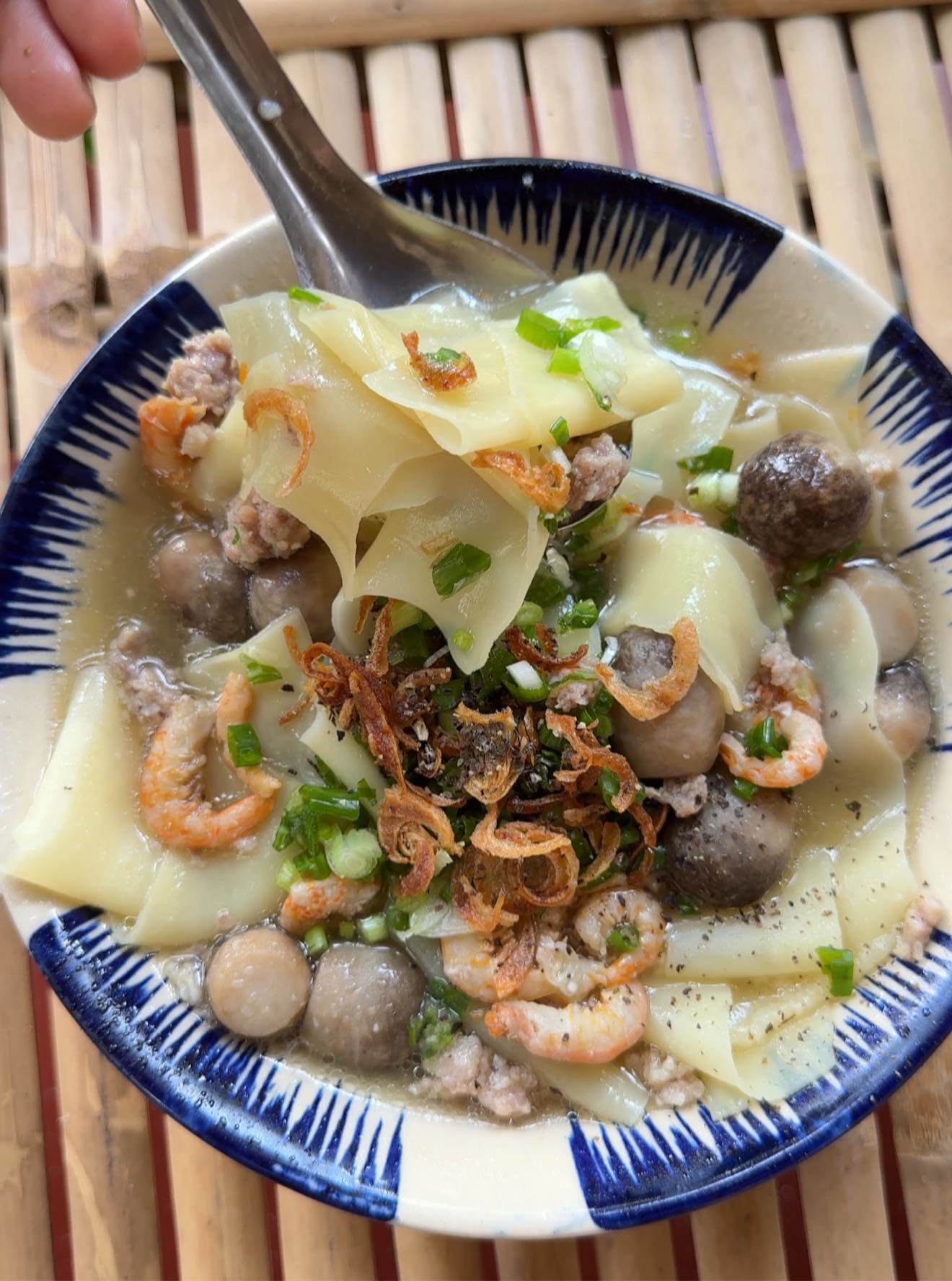 Thêm hành lá, hạt tiêu và 1 xíu dầu mè cho thơm.