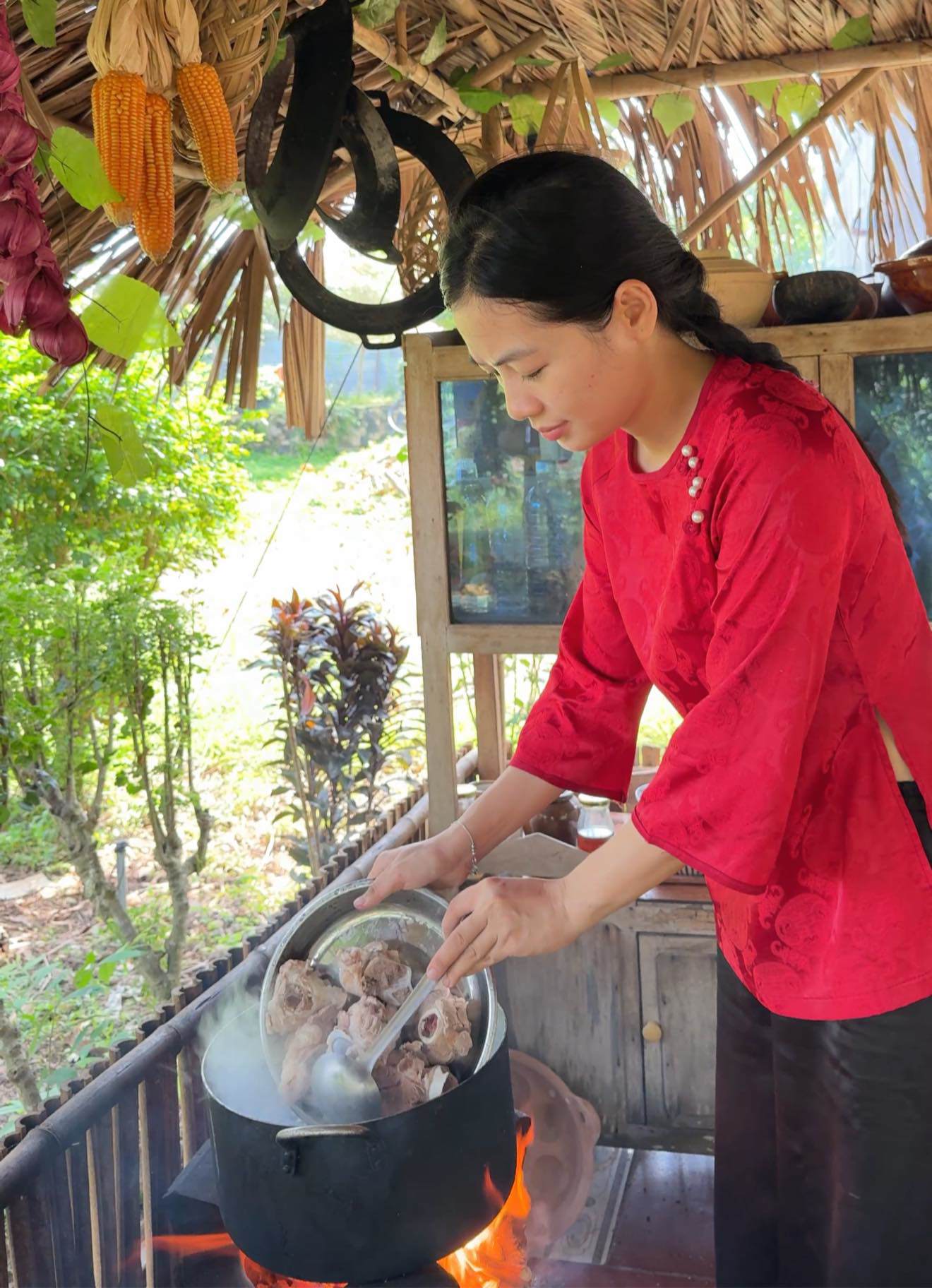 Cho xương heo đã rửa sạch và luộc sơ vào nồi nước gần sôi.