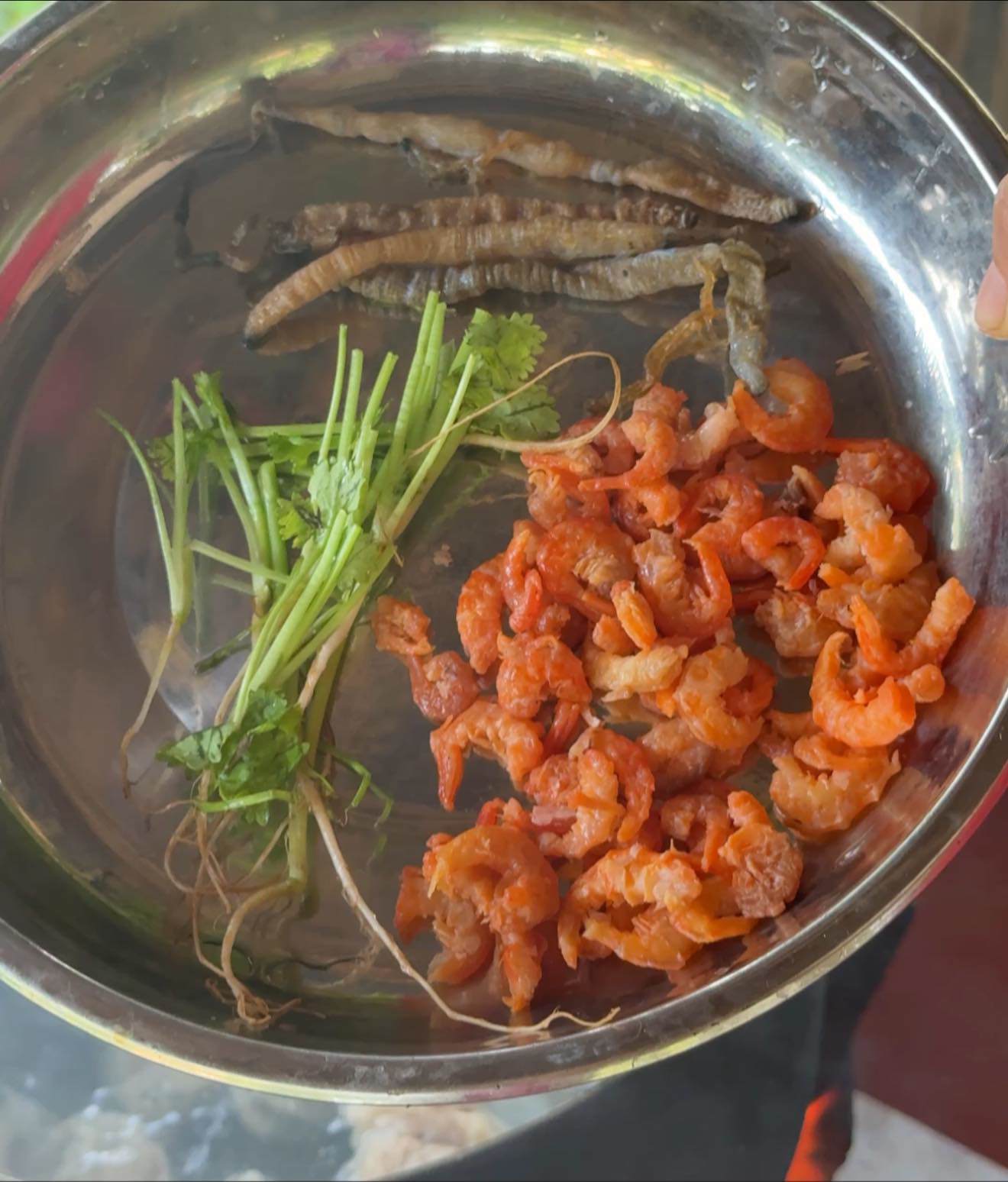 Thêm tôm khô, sá sùng, rễ ngò cho thơm và ngọt nước.