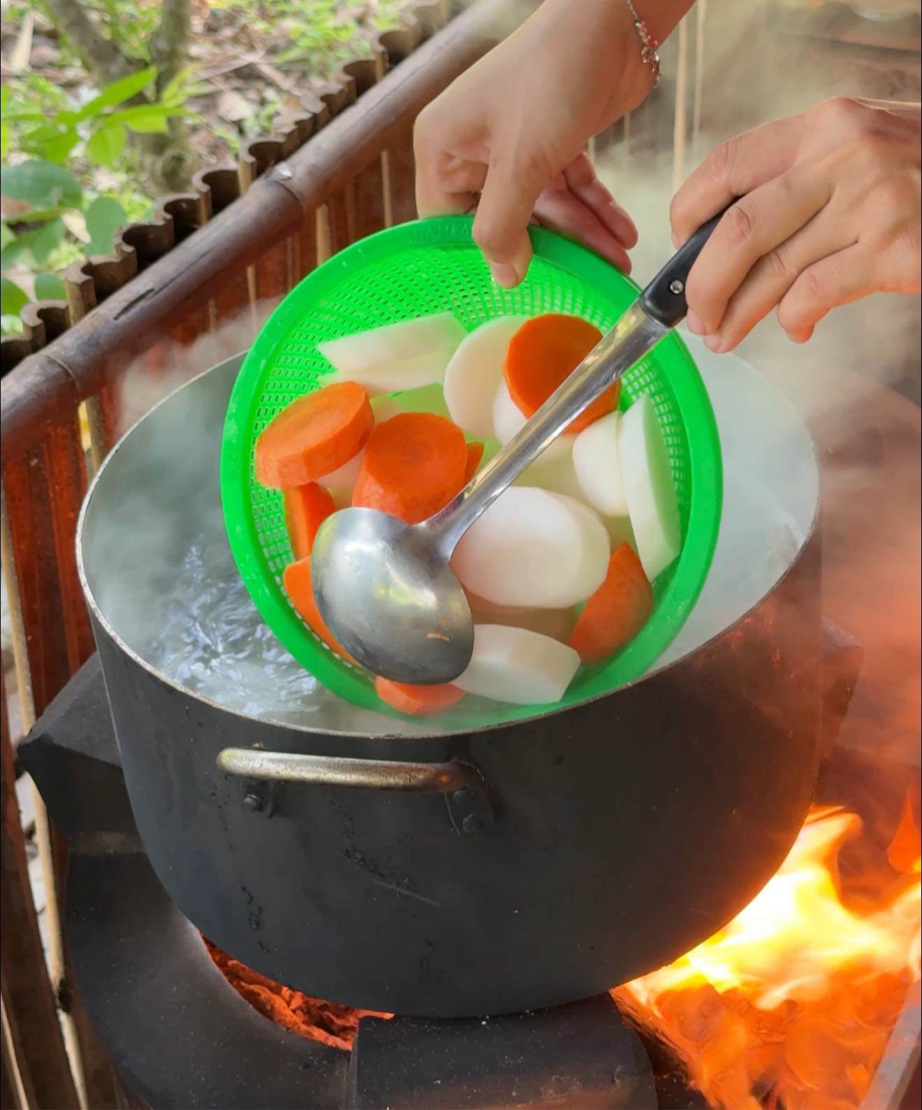 Thêm cà rốt và củ cải trắng. Hầm 1 tiếng rưỡi.