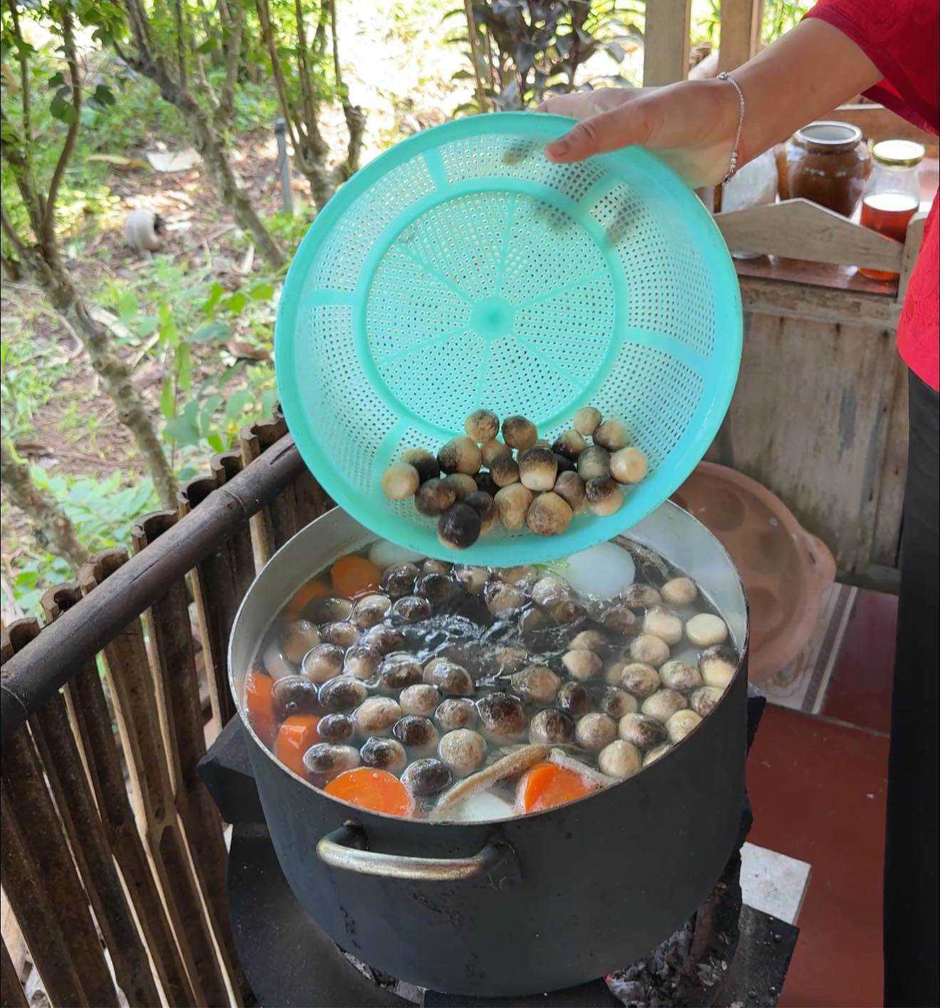 Thêm nấm rơm vào nồi.
