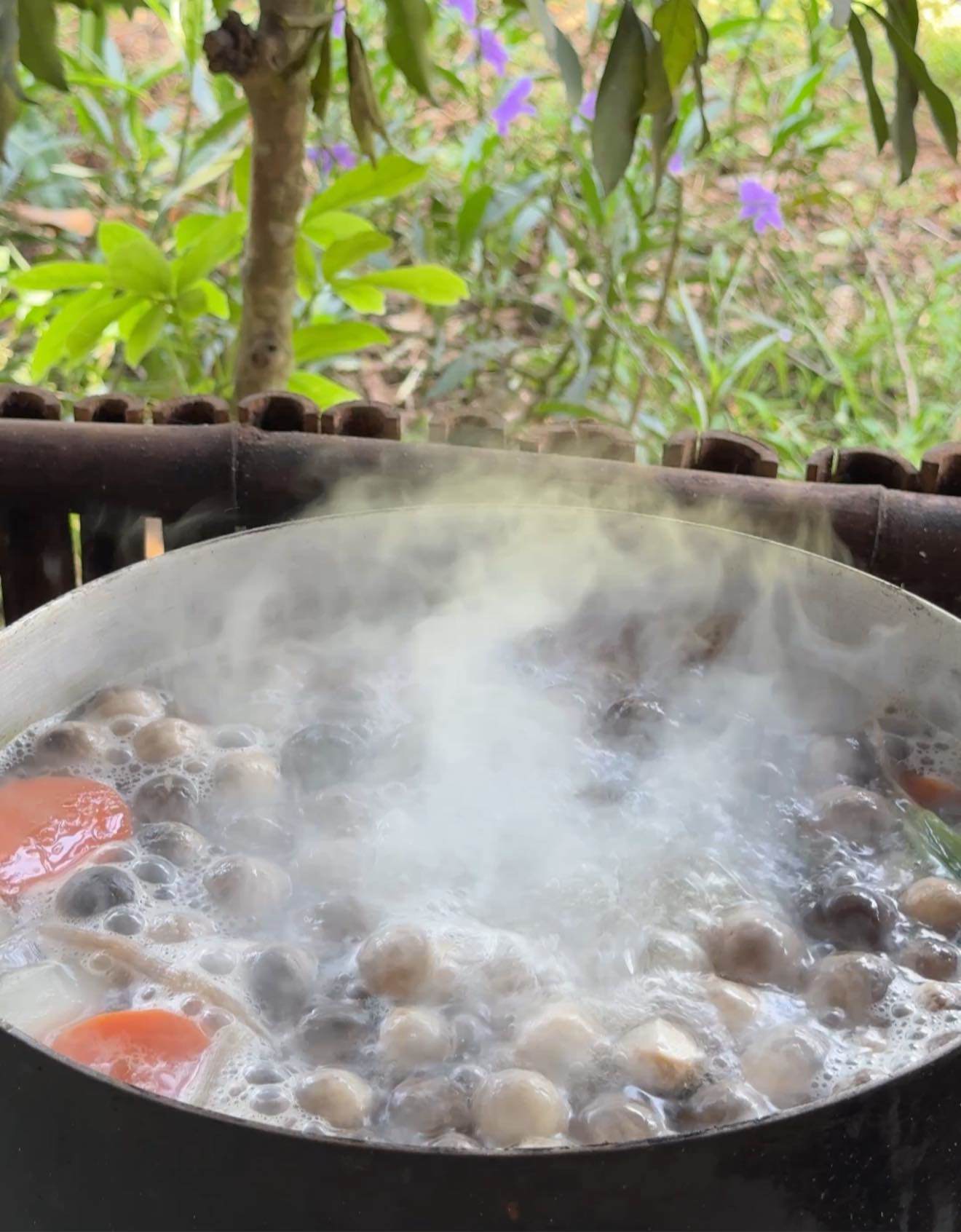 Vớt bọt liên tục, không khuấy xương lên giúp nước dùng trong.
