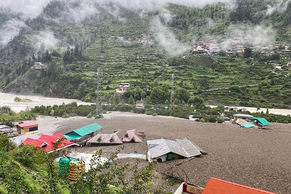 Nhiều tòa nhà dân cư bị ngập một phần trong bùn đất sau lũ quét tại bang Uttarakhand, Ấn Độ ngày 5/8/2025. Ảnh: AFP