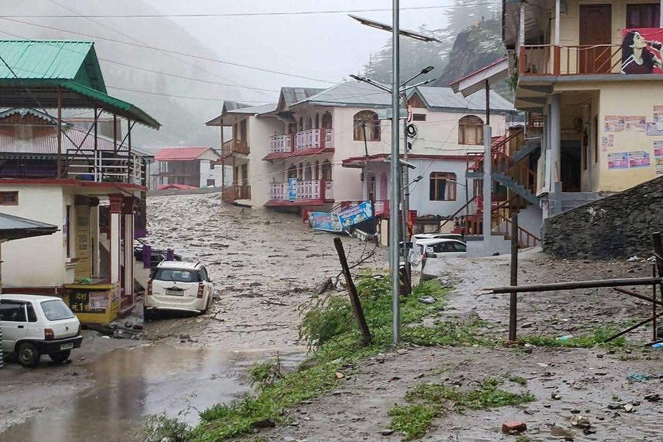 Dòng nước bùn quét qua thị trấn du lịch Dharali. Ảnh: AFP
