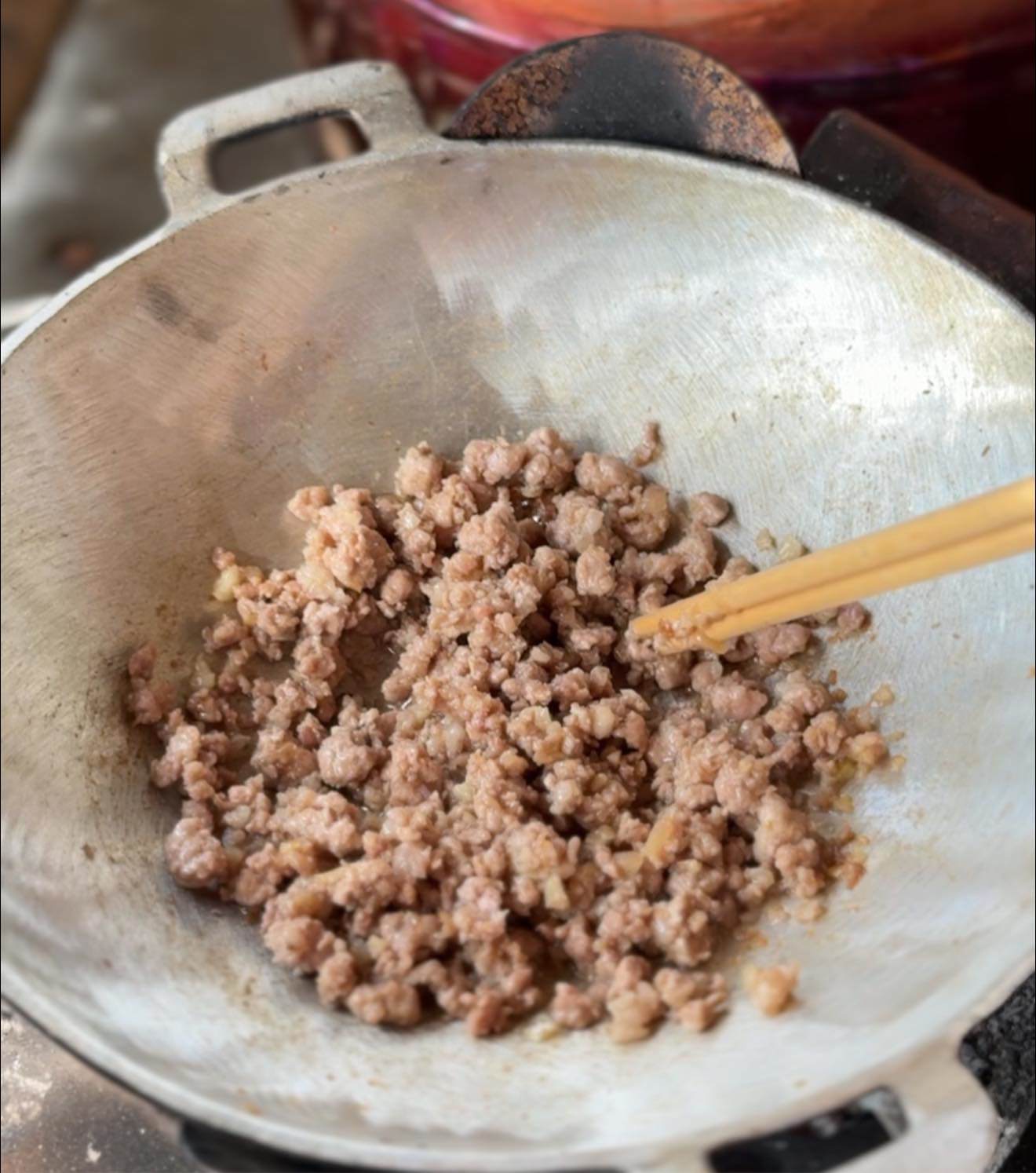 Thịt băm xào với tỏi phi, nêm thêm dầu hào, hạt nêm, hạt&nbsp;tiêu cho thơm.