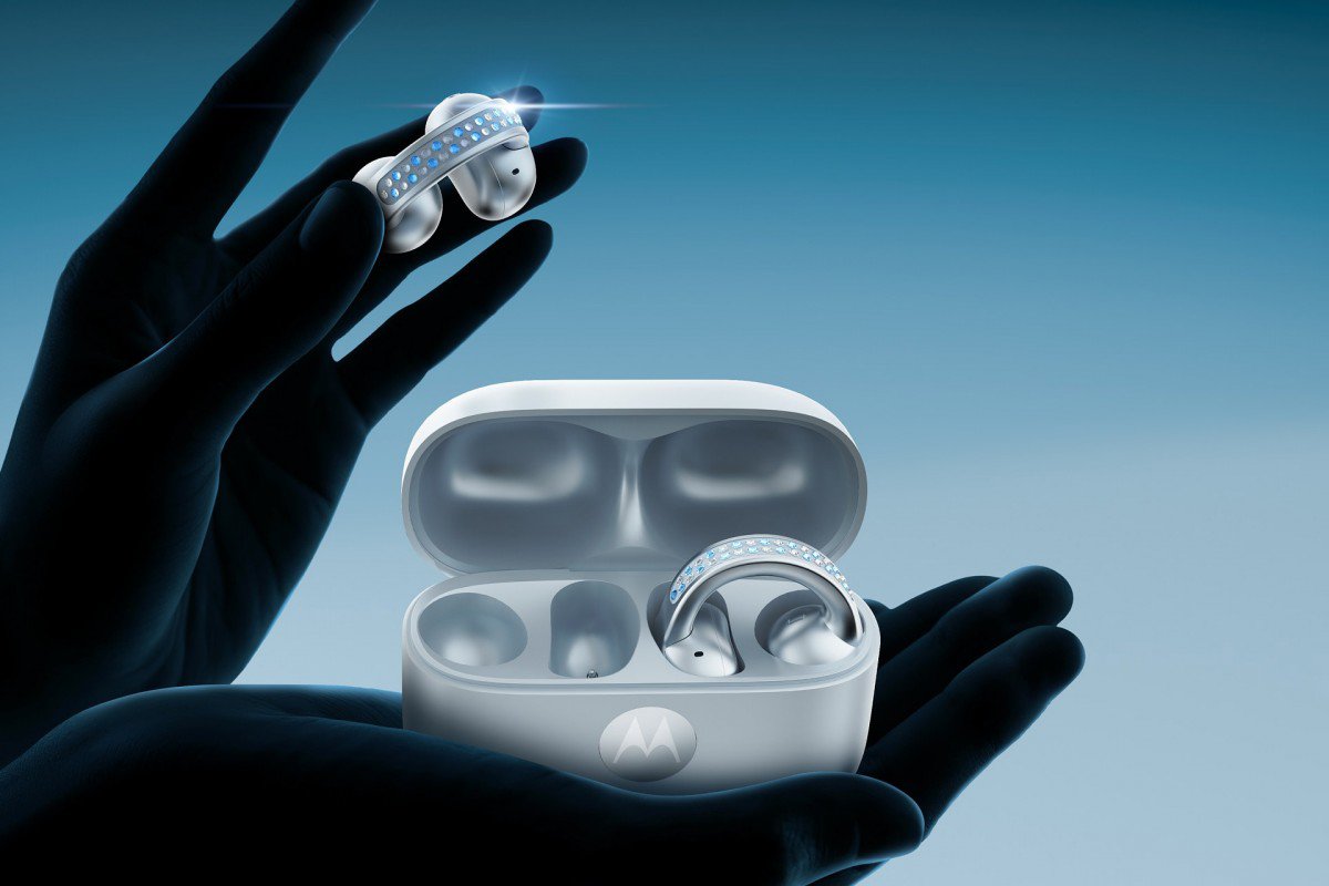 Cặp tai nghe Motorola Buds Loop được đính pha lê Swarovski.