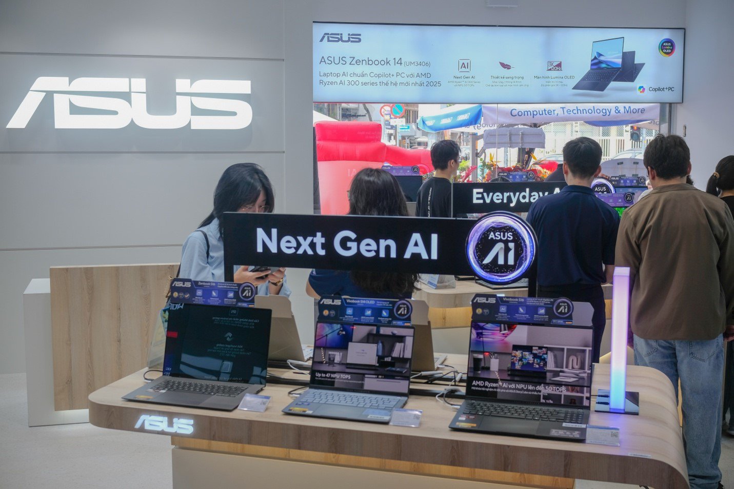 ASUS Exclusive Store và ROG Exclusive Store là nơi người dùng trải nghiệm sản phẩm mới, nhận tư vấn chuyên sâu và giao lưu công nghệ.