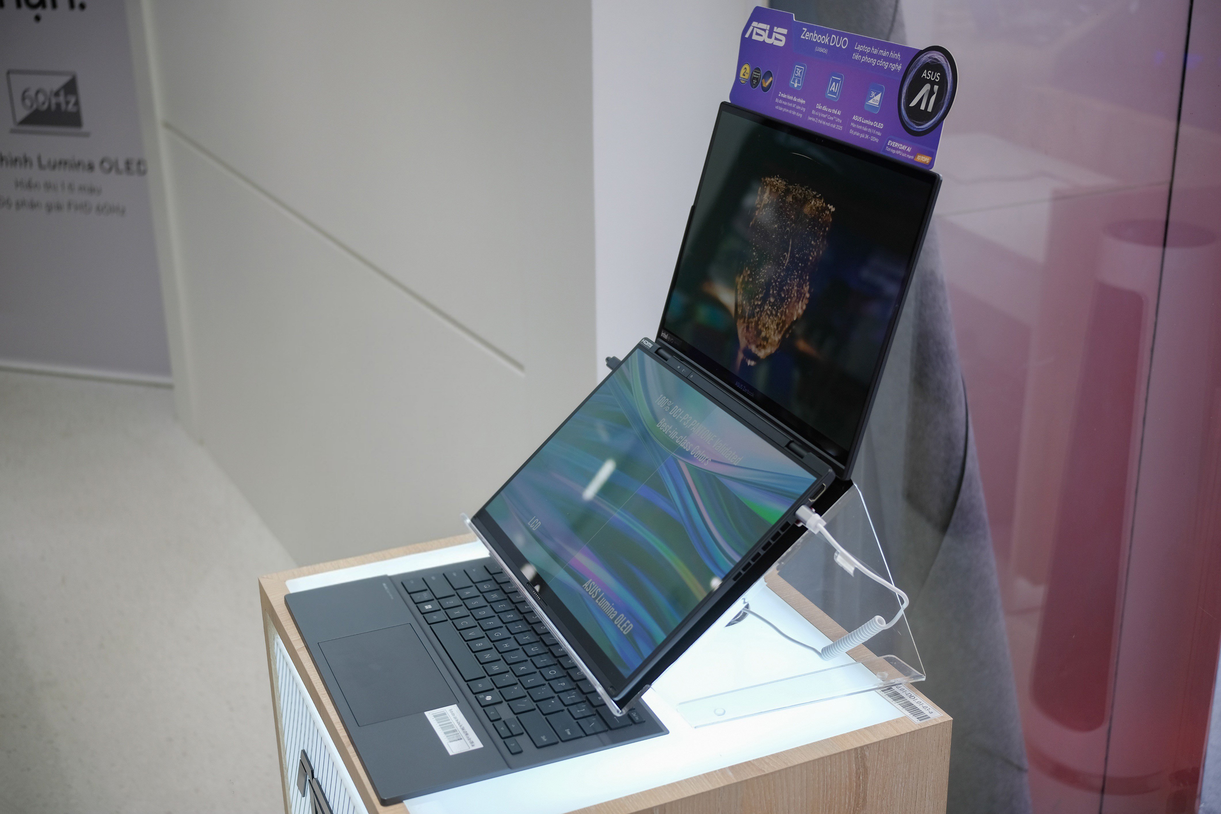 Zenbook DUO - Mẫu laptop hai màn hình đột phá được trưng bày tại ASUS Exclusive Store.