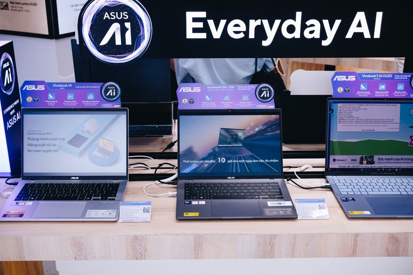Các dòng laptop AI phổ thông như Vivobook hay TUF Gaming được trưng bày tại ASUS Exclusive Store và ROG Exclusive Store