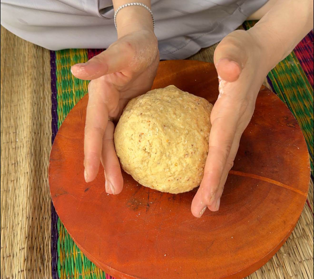 Nặn thành khối đặc không dính tay là được.