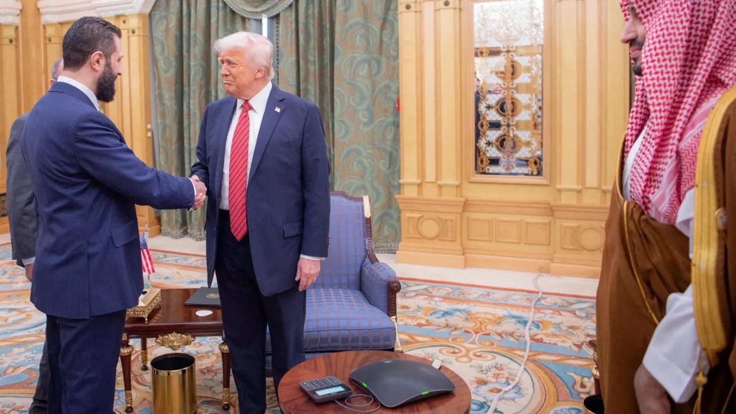 Tổng thống Hoa Kỳ Donald Trump gặp Tổng thống Syria Ahmed al-Sharaa tại Riyadh, Ả Rập Xê Út, trong tài liệu phát hành ngày 14 tháng 5 năm 2025.