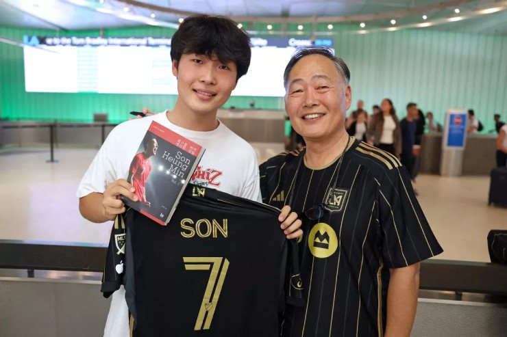 Người hâm mộ tạo dáng cùng áo đấu của Son Heung Min