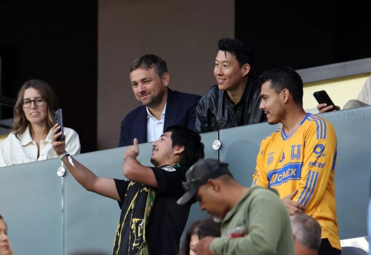 Son Heung Min chụp ảnh&nbsp;với người hâm mộ tại trận đấu giữa Tigres UANL và LAFC ở sân BMO hôm thứ Ba