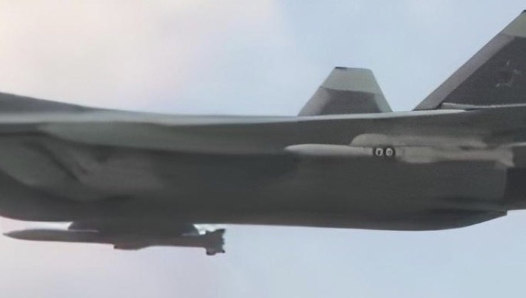 Su-57 mang tên lửa R-77M ở bên ngoài thân. Ảnh: Military Watch.