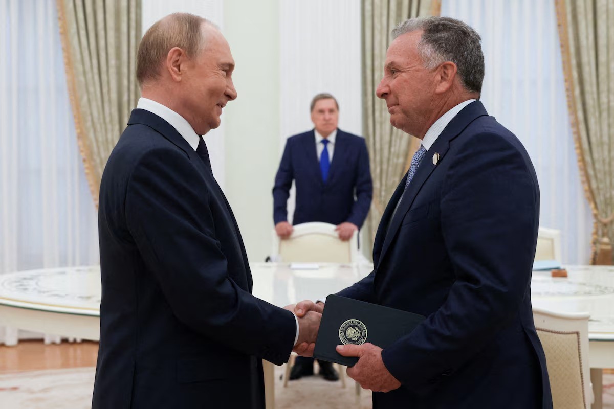 Ông Witkoff bắt tay ông Putin tại Điện Kremlin (ảnh: Reuters)