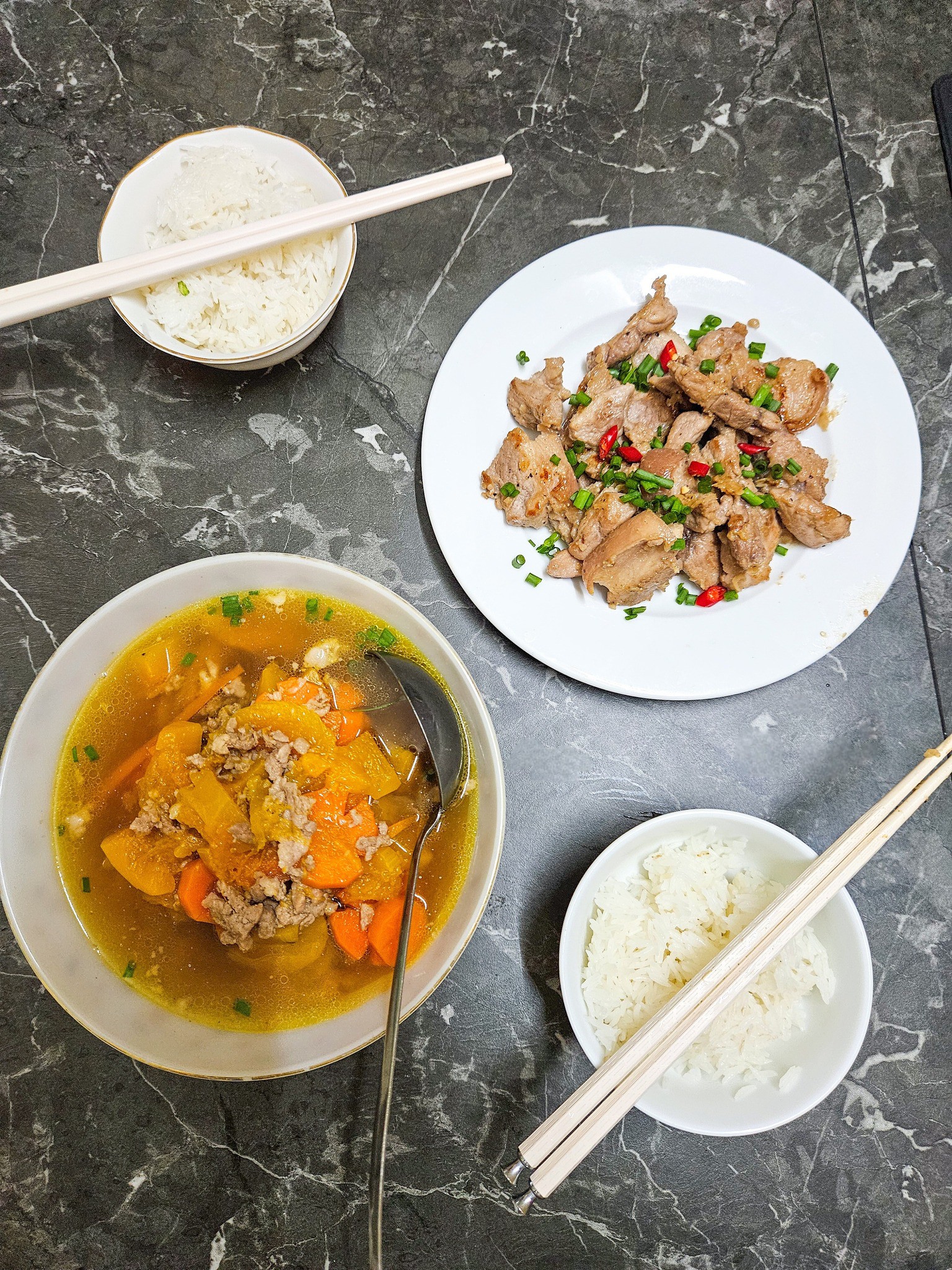 Thịt rang cháy cạnh - Canh bí đỏ thịt băm