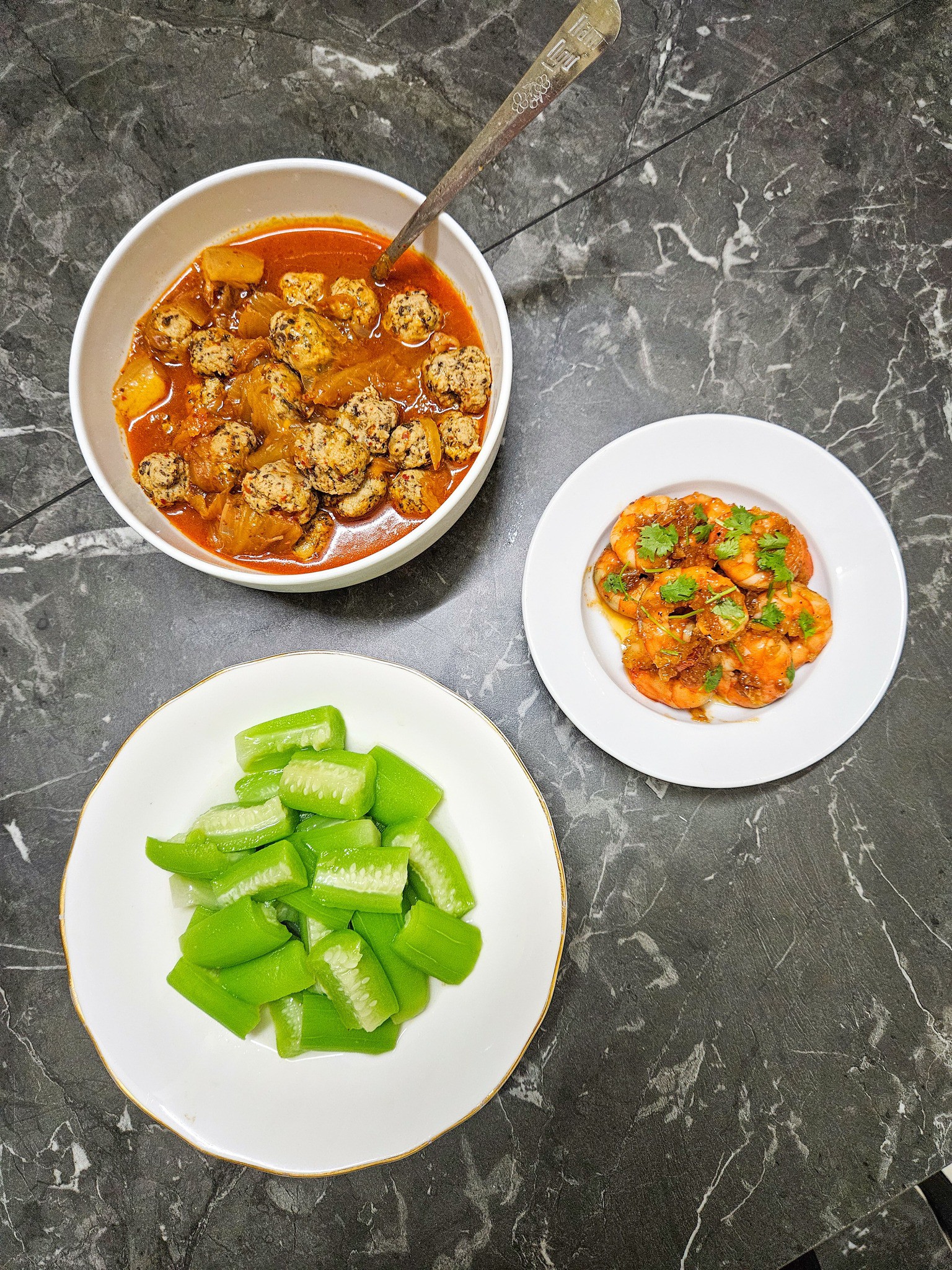 Canh mọc kimchi - Tôm sốt bơ tỏi - Mướp luộc