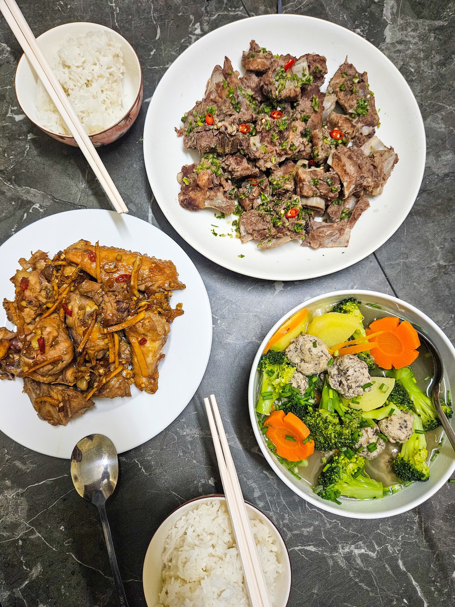 Sườn cay kiểu Thái -&nbsp;Gà rang gừng - Canh mọc rau củ