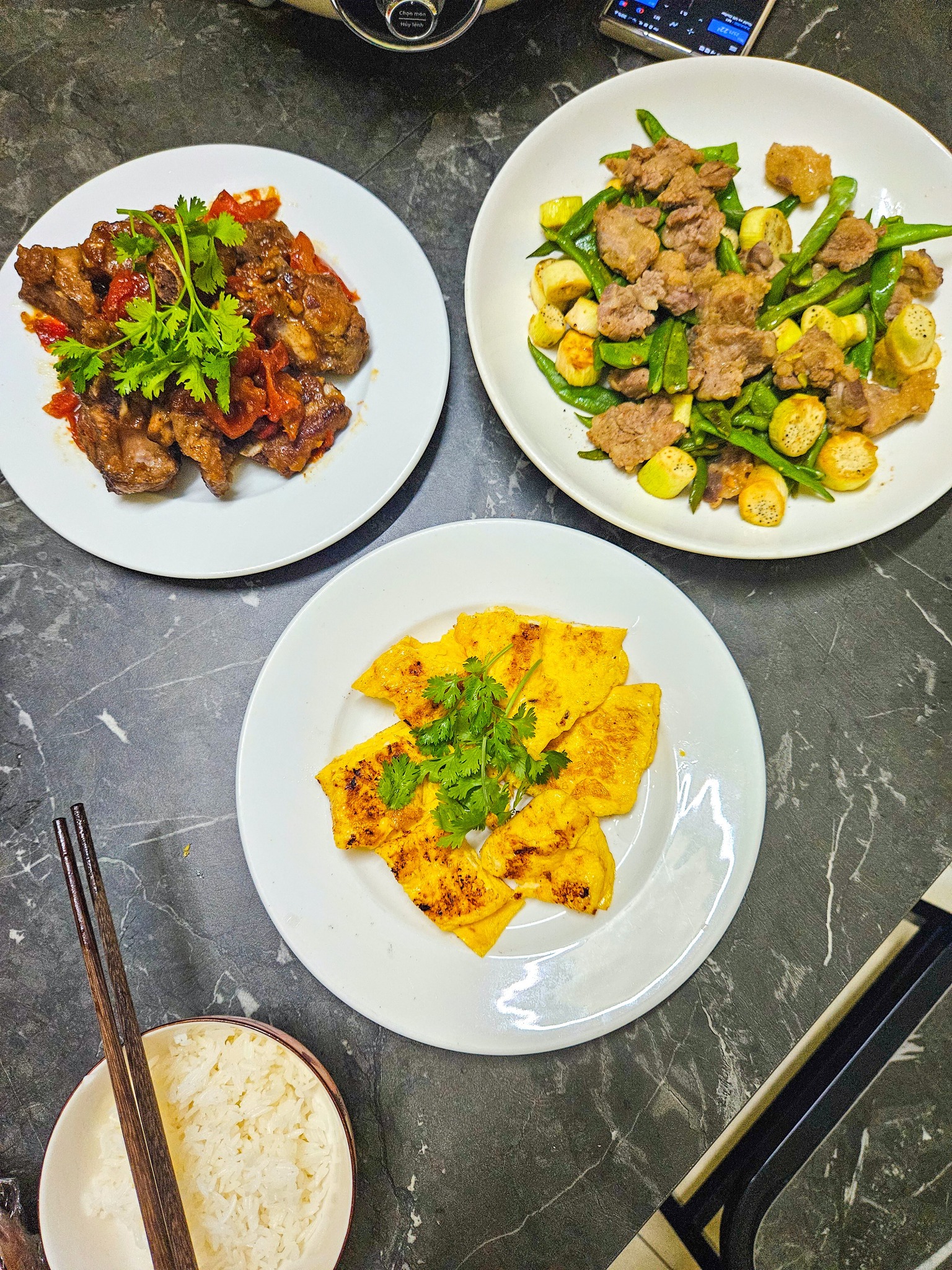 Sườn xào chua ngọt - Thịt xào đậu cô ve và củ niễng - Trứng chiên