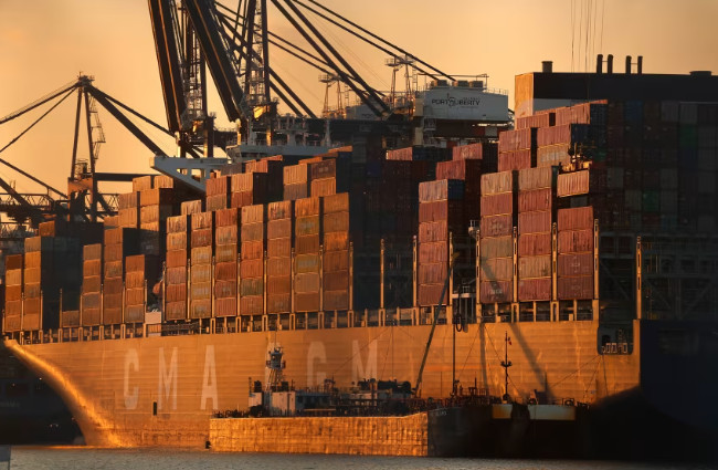 Một tàu chở hàng đang dỡ hàng tại Cảng Liberty ở New Jersey. Thuế quan của Tổng thống Donald Trump đã mang lại mức doanh thu kỷ lục. 