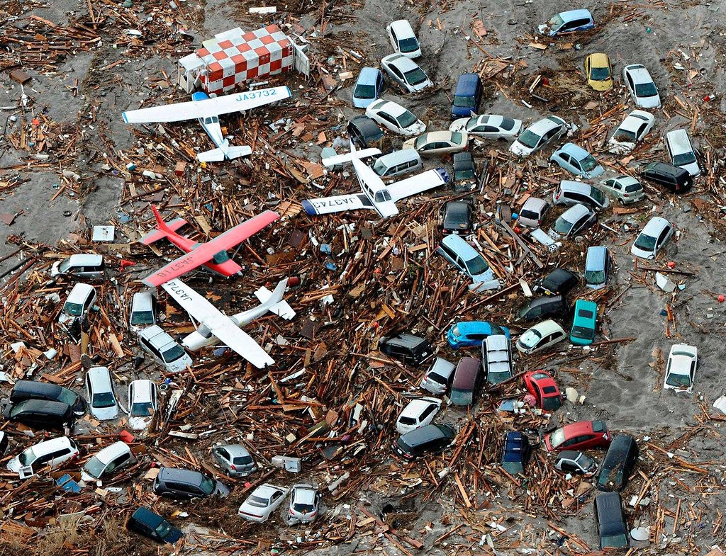 Những chiếc xe hơi và máy bay nhỏ bị sóng thần cuốn vào nhau tại sân bay Sendai, miền bắc Nhật Bản năm 2011. Ảnh: Reuters