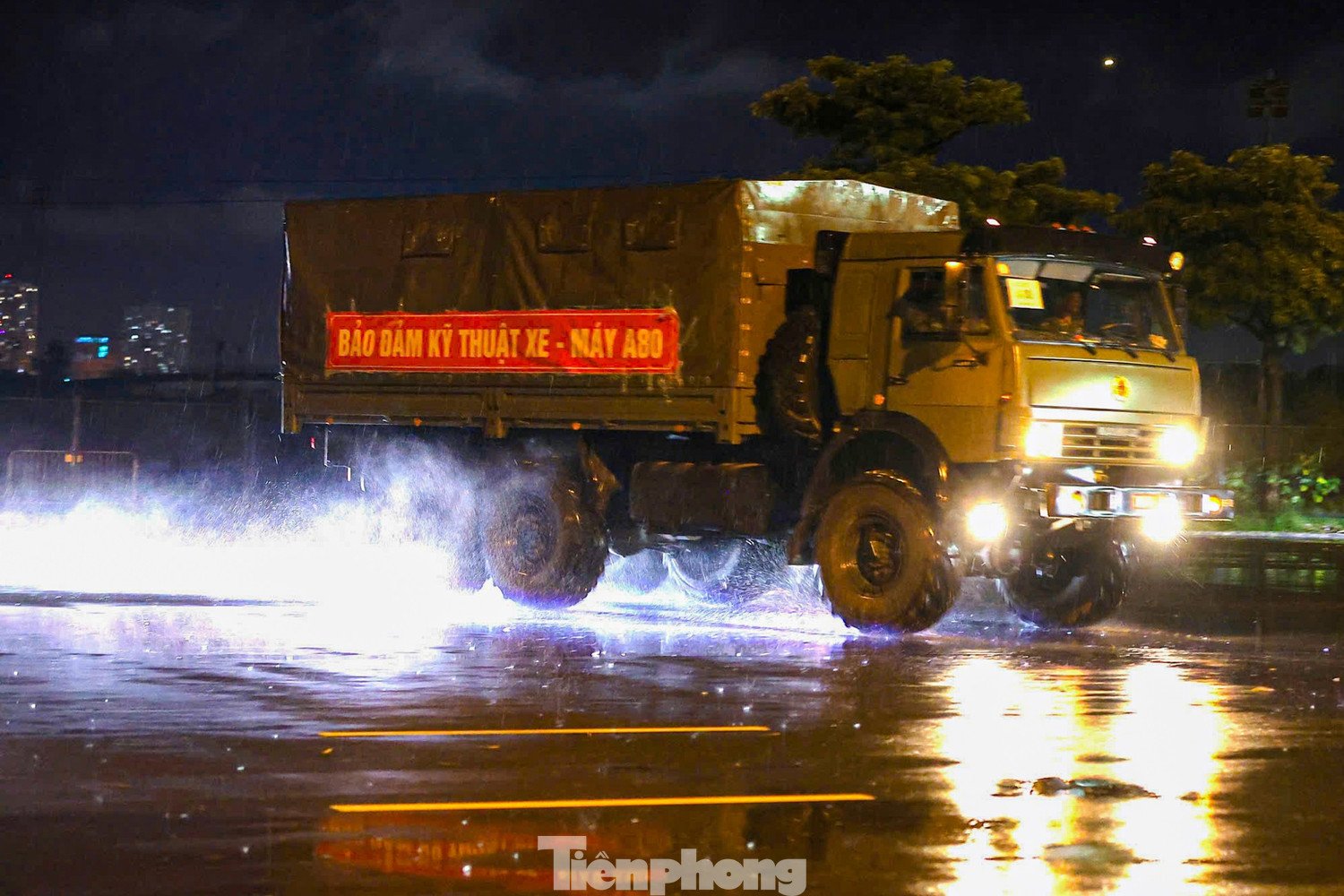 Xe pháo quân sự thực hành cơ động đêm về Quảng trường Ba Đình - 5