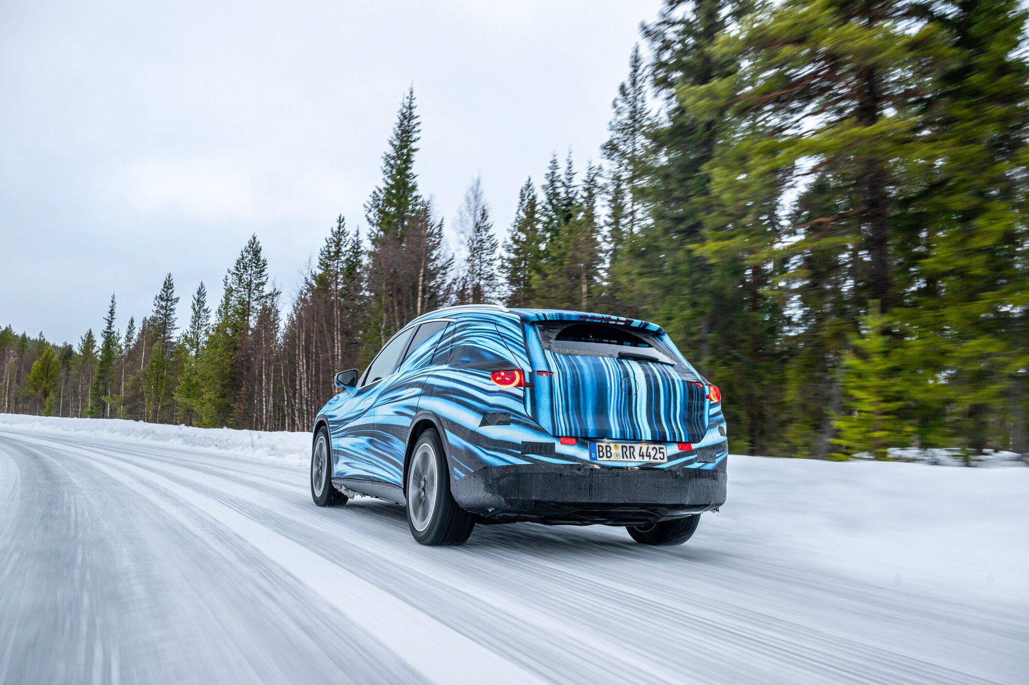 Mercedes-Benz tung ảnh GLC EQ mới thay thế EQC - 3