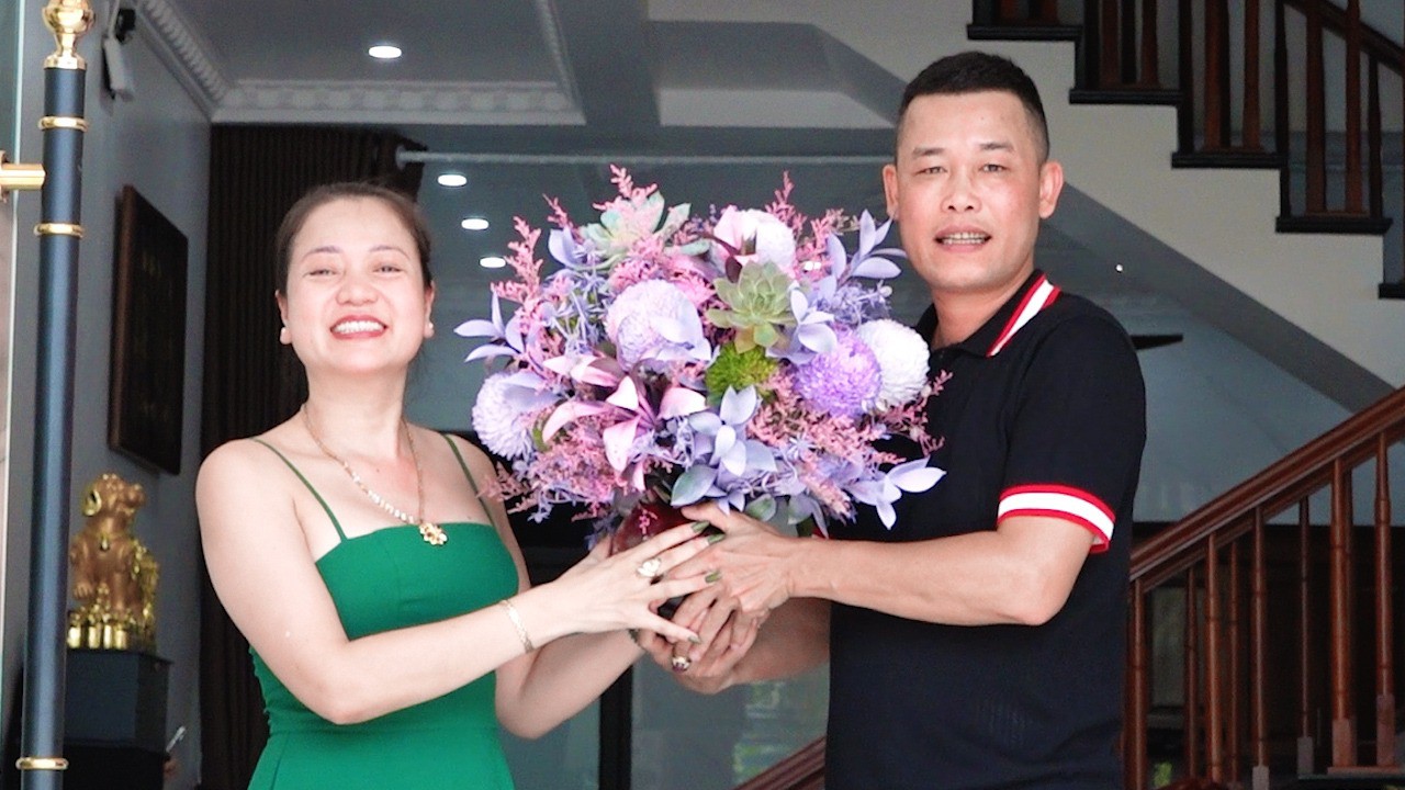 Hiệp Gà cho biết anh thường xuyên mua hoa tặng bạn gái vì biết tính cách cô lãng mạn, yêu hoa.