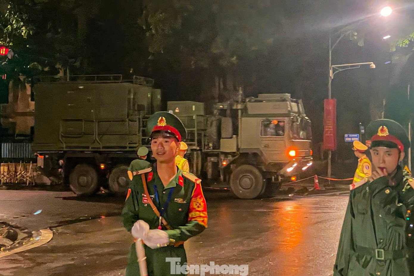 Xe pháo quân sự thực hành cơ động đêm về Quảng trường Ba Đình - 18