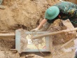 Cào bùn lũ, bộ đội tìm thấy két sắt chứa nhiều tài sản giá trị
