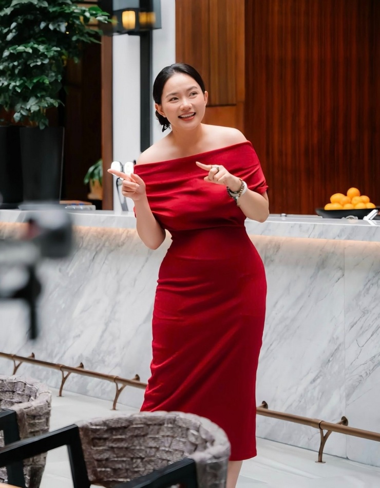 Một trong những bí quyết mặc đẹp là diện đồ tối giản, tránh những thiết kế có nhiều chi tiết, điểm nhấn trang trí. Để che bắp tay to, cô luôn diện váy áo dài tay hoặc dài tới gần khuỷu tay.