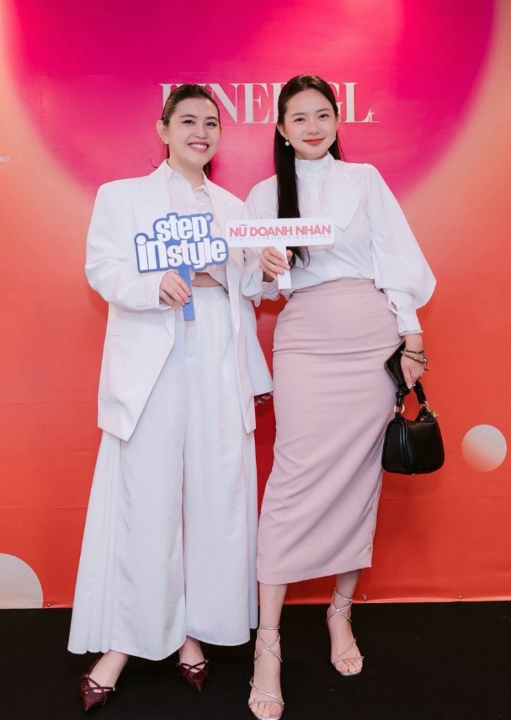 Diễn viên còn ưu ái phong cách đơn sắc với tông màu pastel, trung tính. Theo WWW, người mập mạp nên chọn trang phục trơn không họa tiết để tránh gây rối mắt, tạo cảm giác đồ sộ hơn.