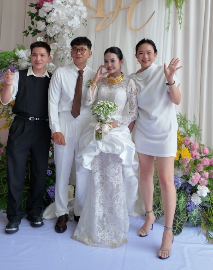 Người đẹp diện váy ngắn dáng suông khi đi ăn cưới. Cô cho biết yêu thích kiểu thiết kế xếp nếp bất đối xứng vì vừa giữ được sự mềm mại, nữ tính, vừa giấu được khuyết điểm hình thể kém săn chắc.