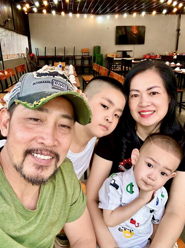 NSƯT Hồ Phong và khoảnh khắc hạnh phúc bên vợ con. 