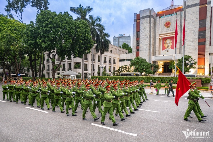 Công an Hà Nội tổng duyệt &#39;Ngày hội vì Thủ đô bình yên&#39; lúc tờ mờ sáng - 8