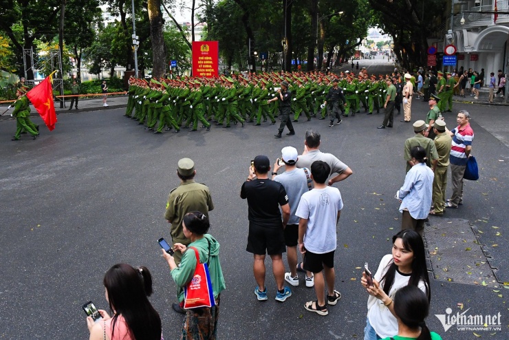 Công an Hà Nội tổng duyệt &#39;Ngày hội vì Thủ đô bình yên&#39; lúc tờ mờ sáng - 18