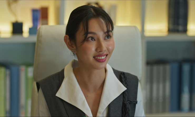 Nhà sản xuất buộc phải thay thế Thùy Tiên.