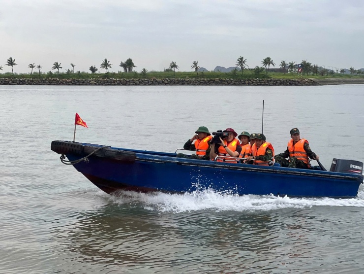 Quảng Ninh bố trí tàu quân y, xuồng cơ động trực 24/24 trên vịnh Hạ Long - 9