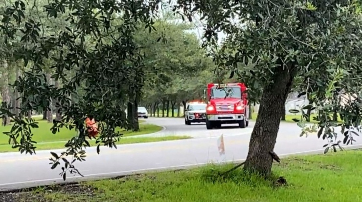  Lực lượng cứu hộ lái xe về phía căn cứ Fort Stewart, nơi xảy ra sự việc 5 lính Mỹ bị bắn ngày 6-8. Ảnh: WJCL 