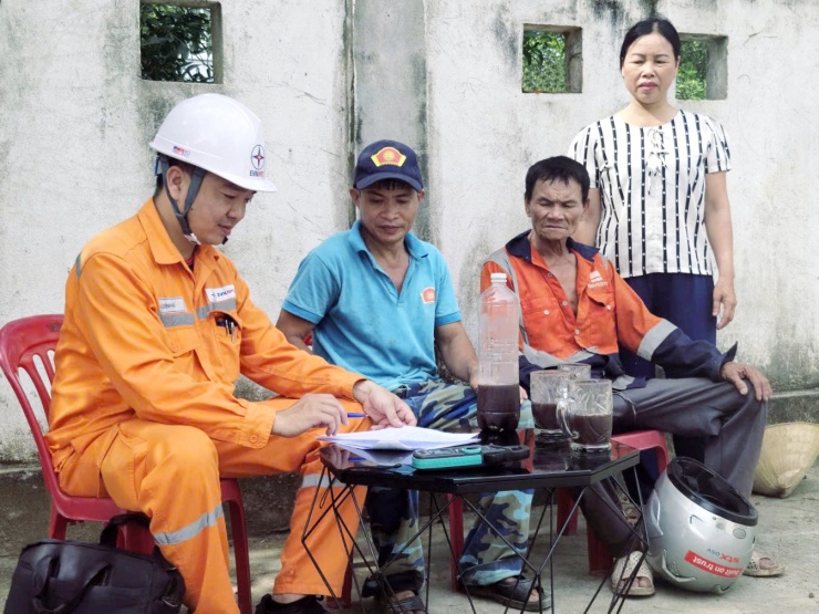 Đội quản lý Điện lực khu vực Nghi Sơn làm việc với gia đình ông Tâm và nhà mạng viễn thông để giải quyết sự việc tiền điện tăng bất thường.